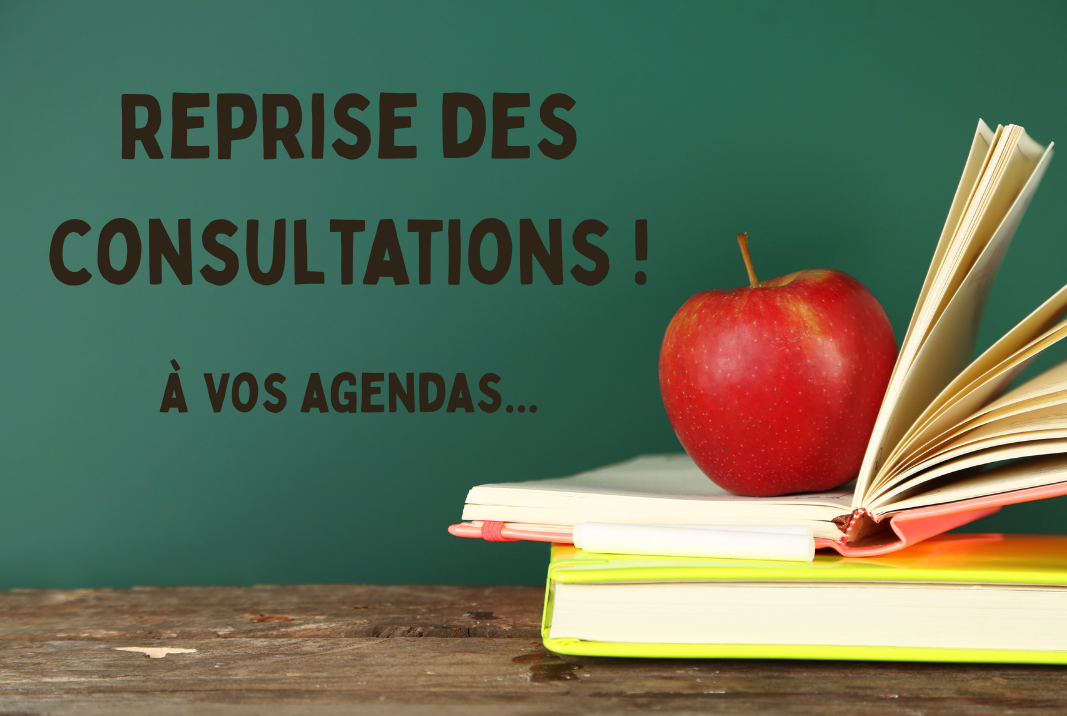 Une table sur laquelle sont déposés des livres avec une pomme posée dessus. Il est écrit "Reprise des consultations ! à vos agendas..."