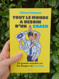 Couverture du livre "tout le monde a besoin d'un coach" par Thibaut Schepman. Sur un fond jaune vif, un homme en cravate-chemise à 6 bras tient un ordinateur, un smartphone, des billets de banque, un visuel de type "test de Rorschach" et fait le signe namasté.