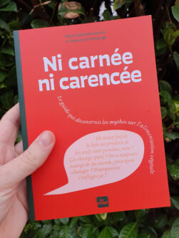 Couverture rouge du livre « ni carnée ni carencée », avec le sous-titre « Le guide qui déconstruit les mythes sur l’alimentation végétale ».
